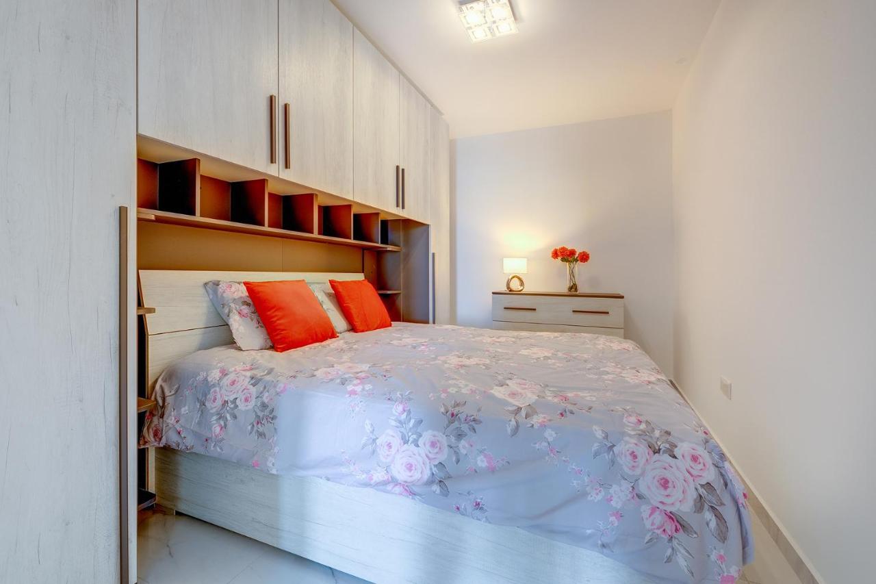 Splendid 2Br Apartment, Steps To St Georges Bay Saint Julian's Eksteriør billede